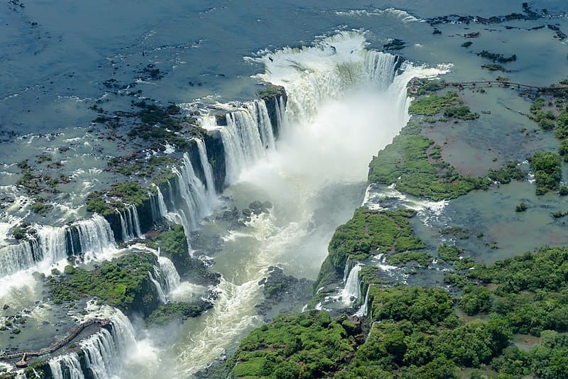 Helicóptero sobre cataratas